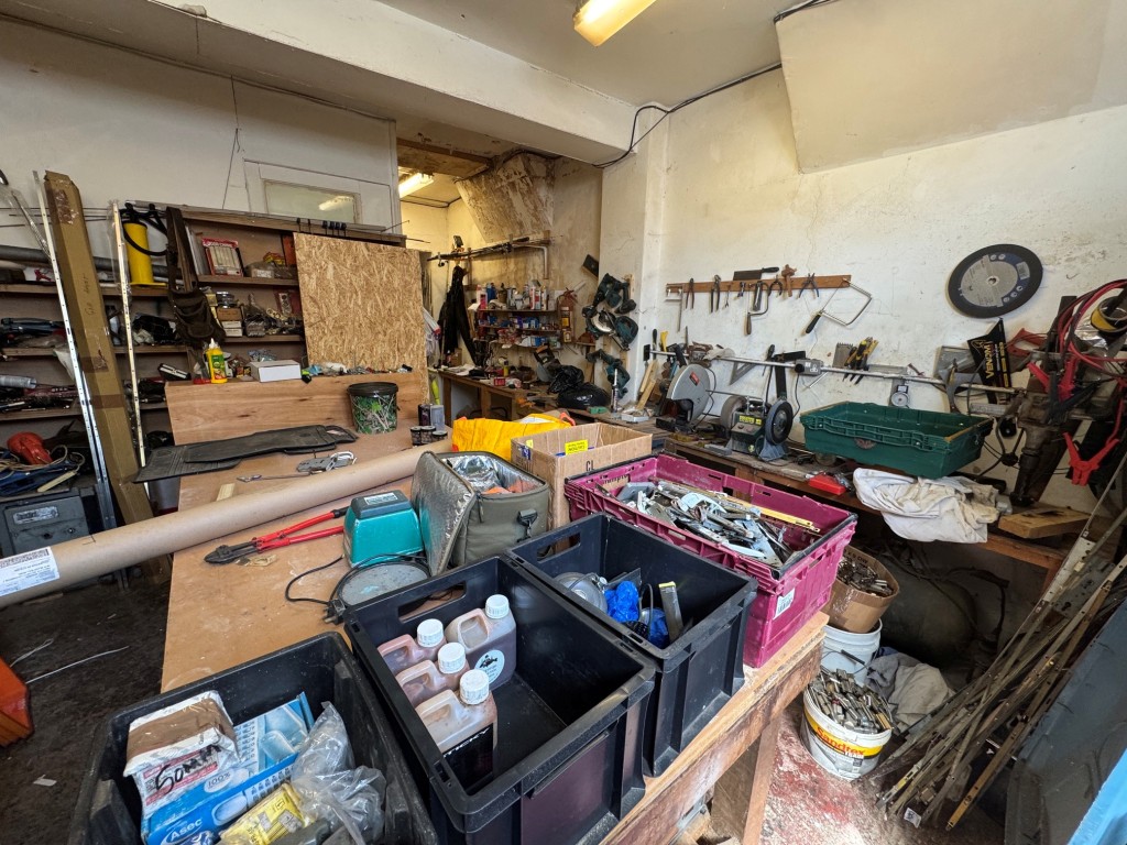 Lot: 193 - COMMERCIAL AND RESIDENTIAL INVESTMENT - Shop - stores 1